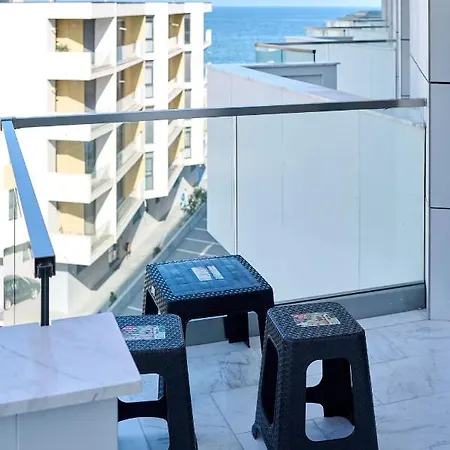 Retro In Infinity Mamaia